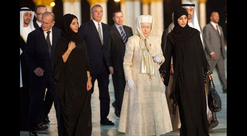 صور لنجمات عالميات ارتدين الحجاب أو النقاب أثناء زيارتهن للوطن العربي.. إطلالة كيم كارديشيان مذهلة!